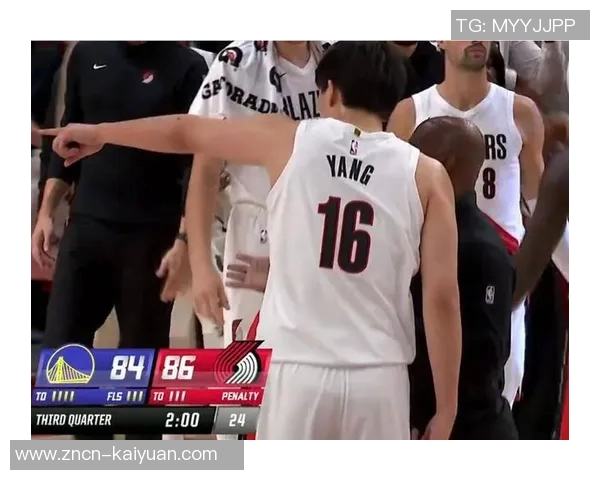 开拓者前线记者小傅期待小杨在篮球场上展现真实自我的那一天 开拓者前线记者小傅期待小杨在篮球场上展现真实自我的那一天